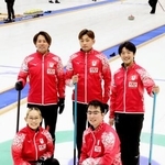 　五輪最終予選に向け練習を公開した（前列左から）小穴桃里、青木豪、（後列左から）ＳＣ軽井沢クの小泉聡、柳沢李空、山本遵＝７日、長野県の軽井沢アイスパーク