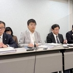 　判決後に記者会見する原告側の松尾善紀弁護士（左端）ら＝７日午後、大阪市北区