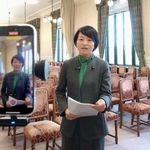 　国会内で動画を撮影する自民党の鈴木貴子広報本部長＝７日