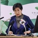 　記者会見する東京都の小池百合子知事＝１０月、都庁