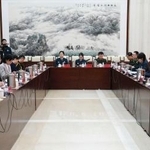 　５日、中国・北京の軍事科学院で交流する自衛隊（左）と中国軍（笹川平和財団提供、共同）