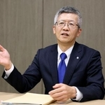 　東北電力女川原発２号機が再稼働から１年となり、報道各社のインタビューに応じる阿部正信原子力部長＝７日午後、仙台市