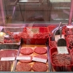 　米ワシントンの市場の牛肉＝２０２４年（ロイター＝共同）