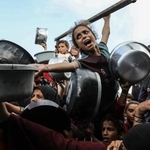 　７日、パレスチナ自治区ガザ南部ハンユニスで、食料配給を受けるために集まる人々（ゲッティ＝共同）