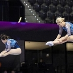 　シンクロナイズド女子準決勝で演技する森ひかる（右）、田中沙季組＝パンプロナ（共同）