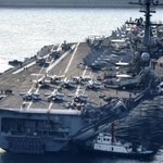 　５日、韓国・釜山に入港した米軍の原子力空母ジョージ・ワシントン（聯合＝共同）