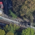 　東京都の京王井の頭線井の頭公園駅付近で発生した火災の現場周辺の線路＝８日午前１１時１３分（共同通信社ヘリから）