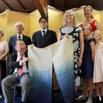 　交流イベントで記念写真に納まるエミリー・オハラさん（右端奥）や速水裕幸さん（左下）ら＝１０月、徳島市