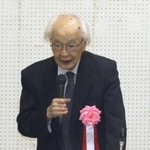 　安全文化をつなぐシンポジウムで講演するノンフィクション作家の柳田邦男さん＝８日午後、群馬県上野村