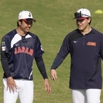 　合宿に合流し、高橋宏（左）と話す岡本＝サンマリン宮崎