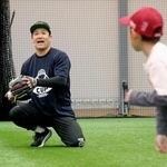 　野球教室で小学生とキャッチボールする巨人・田中将＝８日、仙台市