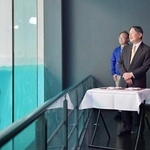 　三重県鳥羽市の鳥羽水族館を訪れ、ラッコを視察される天皇、皇后両陛下＝８日午後（代表撮影）