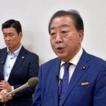 　宇都宮市で取材に応じる立憲民主党の野田代表＝８日午後