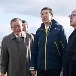 　納沙布岬から北方領土・歯舞群島を視察する黄川田沖縄北方相（中央）＝８日午後、北海道根室市