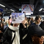 　５日、パリの老舗デパートに「ＳＨＥＩＮ（シーイン）」の店舗がオープンしたことに抗議する人々（ロイター＝共同）