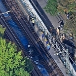 　東京都の京王井の頭線井の頭公園駅付近で発生した火災で枕木に燃え移ったとみられる線路＝８日午前１１時２９分（共同通信社ヘリから）