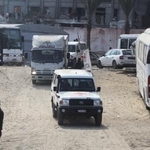 　イスラエルから引き渡されたパレスチナ人の遺体を搬送する赤十字の車＝８日、ガザ南部ハンユニス（ゲッティ＝共同）