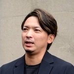 　取材に応じるソフトバンクの東浜巨投手＝９日、みずほペイペイドーム