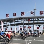 　中国の第１５回「全国運動会」の自転車レースで「香港・珠海・マカオ大橋」を走る選手＝８日（新華社＝共同）