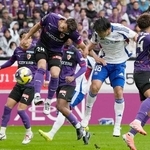 　京都-横浜Ｍ　前半、ヘディングで先制ゴールを決める横浜Ｍ・谷村（右から２人目）＝サンガＳ