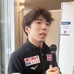 　ＮＨＫ杯から一夜明け、取材に応じる佐藤駿＝９日、大阪府門真市