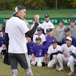 　高校生たちを指導するイチローさん＝８日、新潟県長岡市