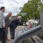 　長崎市の平和公園で献花する「東友会」のメンバーら＝９日午後