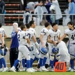 　立命大を破って優勝を決め、喜ぶ関学大の選手たち＝万博