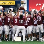 　優勝しトロフィーを掲げて喜ぶ早大の選手たち＝横浜スタジアム