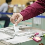 　投票箱に１票を投じる有権者