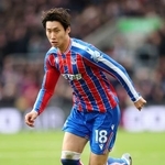 　ブライトン戦でプレーするクリスタルパレスの鎌田＝ロンドン（ゲッティ＝共同）