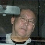 　送検のため兵庫県警本部を出る「ＮＨＫから国民を守る党」党首の立花孝志容疑者＝１０日午前９時４２分