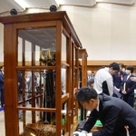 　大阪市の造幣局で開かれた「製造貨幣大試験」＝１０日午前