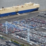 　船積みを待つ自動車が並ぶ、輸出拠点の横浜港＝８月、横浜市