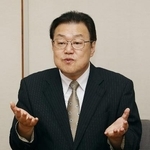 　１０月２日、茨城県神栖市長選の告示に先立ち記者会見する石田進氏＝神栖市