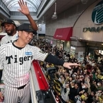 　高知市で開催された優勝記念パレードで、ファンに手を振る阪神の藤川球児監督＝１０日午後