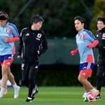 　ガーナ戦に向け、調整する久保（右から２人目）ら＝千葉市内