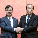 　対談を終え握手する、ノーベル生理学・医学賞に選ばれた坂口志文大阪大特任教授（左）と化学賞に選ばれた北川進京都大特別教授＝１０日午後、京都市左京区