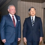 　皇居・御所でヨルダンのアブドラ国王を出迎えられる天皇陛下＝１０日夜（宮内庁提供）