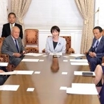 　自民党役員会に臨む高市首相（中央）ら＝１０日午後、国会