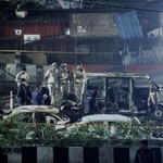 　１０日、インドの首都ニューデリーで爆発現場を調べる警察官ら（ロイター＝共同）