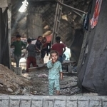 　イスラエル軍の攻撃で損壊した建物で暮らすガザ北部ガザ市の子ども＝１０日（ゲッティ＝共同）
