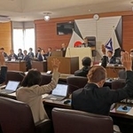 　町職員がカスハラを受けたとして、住民１人を提訴する議案を議決した愛知県美浜町議会＝１１日午前