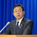 　記者会見する上野厚労相＝１１日午前、厚労省