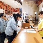 　税務調査を体験する小学６年生ら（左）＝１１日午前、東京都江東区の「キッザニア東京」