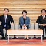 　閣議に臨む高市首相（中央）ら＝１１日午前、首相官邸