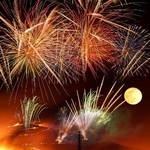 　古都奈良で行われた「若草山焼き」。夜空には打ち上げられた花火とともに月が浮かび上がった。手前は興福寺の五重塔＝昨年１月（午後６時２２分から午後７時１１分までの画像６枚を合成）