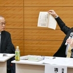 　スパイ防止法に関する勉強会に出席した日本体育大の清水雅彦教授（右）と立憲民主党の有田芳生衆院議員＝１１日午後、東京都千代田区