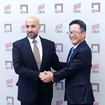 　共同ファンドの立ち上げを発表したオリックスの高橋英丈社長（右）とカタール投資庁の幹部＝１１日午後、東京都港区