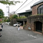 　仲代達矢さんの訃報を受け、報道関係者らが集まった「無名塾」前＝１１日午後、東京都世田谷区